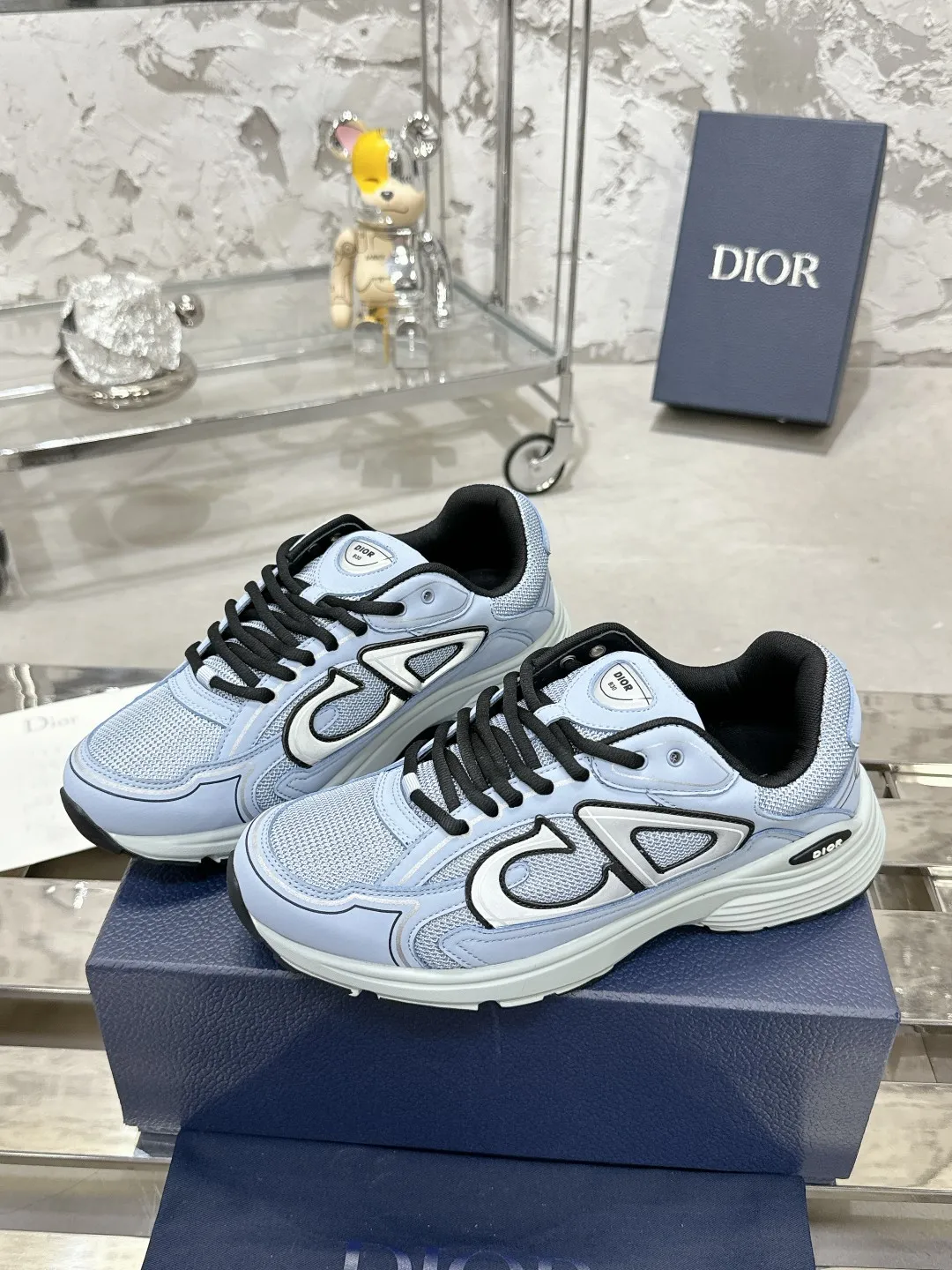 Men's men's shoes 💰600❤️❤️❤️High version Dior Dior's latest color matching B30 series reflective dad sneakers original 17380💰 purchased for development and production Brand new B30 sneakers Dad Shoes style shoes that follow the trend of the retro market The Dior logo on the tongue also indicates that this pair of shoes is the B30 model! B30 uses fine-textured leather and mesh cloth materials to form a shoe body. There are conspicuous letters CD on both sides of the shoe body to indicate identity. Many lines on the shoe body outline details to make the shoes look less monotonous and full of retro flavor. The delivery counter is exquisitely packaged🛍📦 ▪️Fabric: Original customized technical fabric + mesh ▪️Inner lining: Customized breathable lining ▪️Outsole: Original molded IP foam + TPU outsole ▪️Sole thickness: 3.5CM ▪️Size: Women’s size 35-40 / Men’s size 39-46